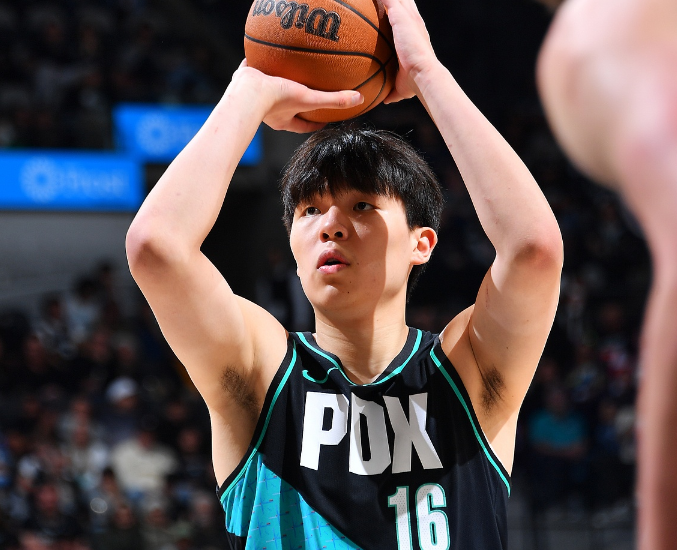 Bsports必一体育-杨瀚森0+1+1！开拓者狂输老鹰34分 库明加20+7加盟全胜